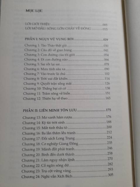 Cày xong bộ Tam quốc là phải đi lùng các cuốn bình luận sách. Mới mở ra đọc được bình luận về Tào Tháo - nhân vật yêu thích của mình mà tâm đắc ghê: thà làm "chân tiểu nhân" còn hơn "ngụy quân tử". Mà trong Tam quốc thì ngụy quân tử đầy rẫy.