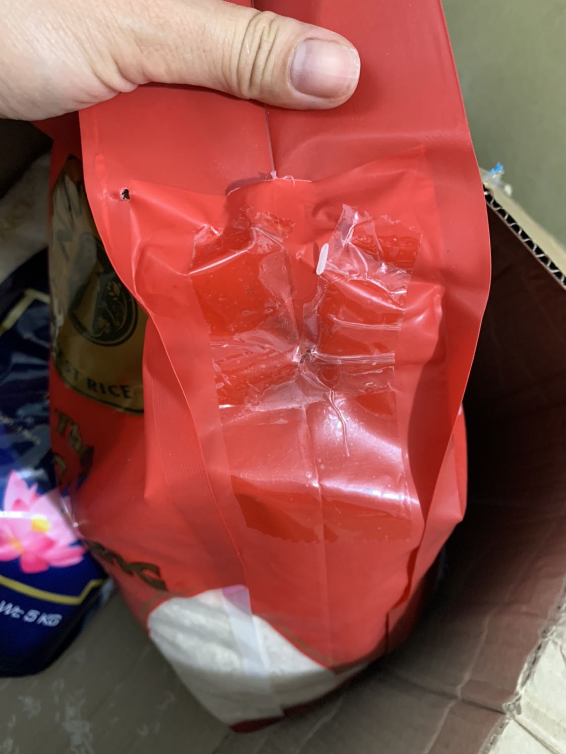 Bực mình hàng đóng gói đỗ tháo tầm lumzzz thì ra là túi bị con gì cắn mấy lổ shop bọc băng keo trắng lại k kỹ rồi gửi bán.cũng chiêu trò quá ... lần sao bịch bị rách đừng bán nhe.để dành ăn hoặc bán khách gần cho tiện.chứ đóng đi tỉnh đổ ra ... bực lắm shop ơi. Bực mình hàng đóng gói đỗ tháo tầm lumzzz thì ra là túi bị con gì cắn mấy lổ shop bọc băng keo trắng lại k kỹ rồi gửi bán.cũng chiêu trò quá ... lần sao bịch bị rách đừng bán nhe.để dành ăn hoặc bán khách gần cho tiện.chứ đóng đi tỉnh đổ ra ... bực lắm shop ơi.