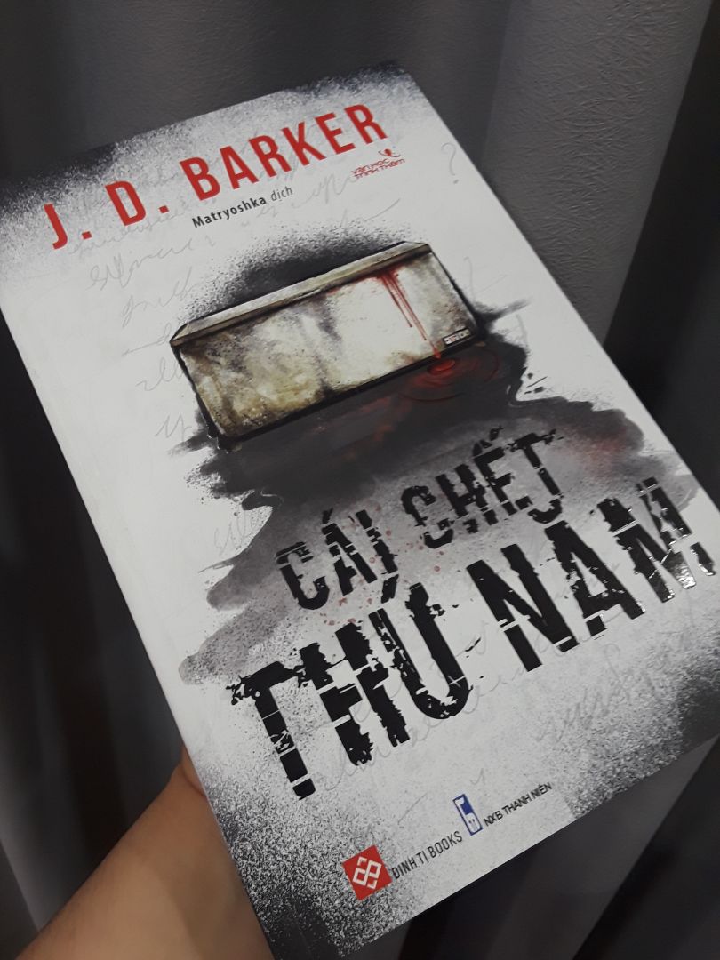 Quyển thứ 2 trong series về tên sát nhân hàng loạt 4MK của J. D. Barker. Mình đọc 4MK cách đây cũng hơn 1 năm, nội dung cuốn hút & cách viết truyện cũng mới lạ nên thích lắm, quyết tâm sưu tầm đủ bộ 3 quyển để đọc luôn. Quyển này mình chưa đọc xong, nhưng tạm đánh giá so vs quyển 1 thì tác giả viết chắc tay hơn nhiều. Sách dày, bìa ấn tượng, may mà nhận được quyển sách còn mới nên hài lòng.