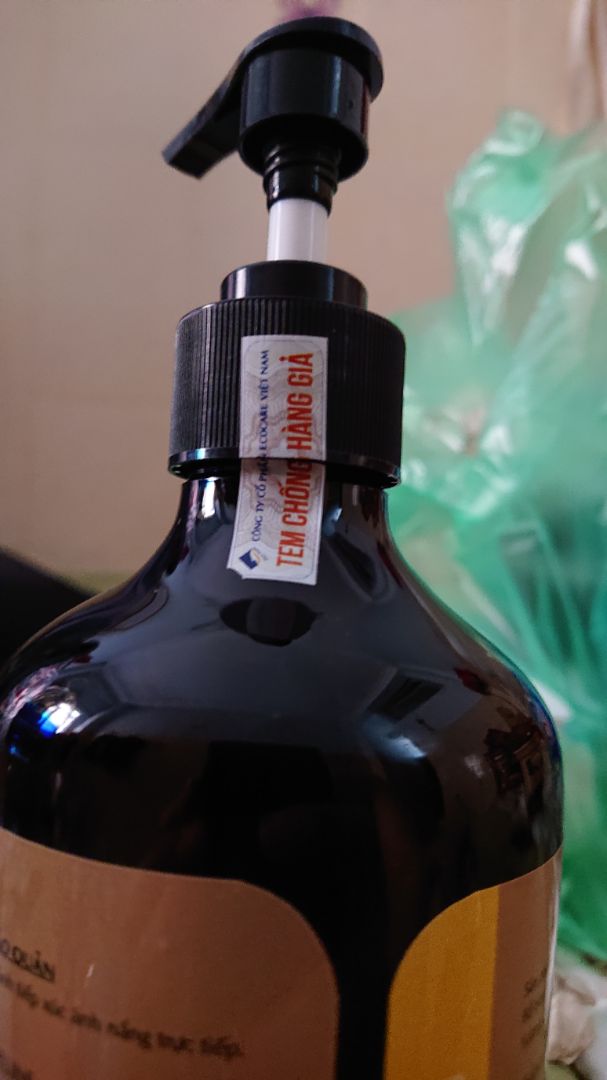 Không biết hàng giả hay thật (chất lượng chưa cần biết), có cái tem chống hàng giả và chống người trung gian đổ linh tinh vào chai thì đã bị cắt đôi rồi? Không hiểu shop nghĩ thế nào mà vẫn để hàng như vậy? Thế giờ không có tem dán vào, cứ đổ bất cứ cái gì vào chai là bán được à? Có khi bỏ ra 5000 bán được 70K, đúng là siêu lợi nhuận.