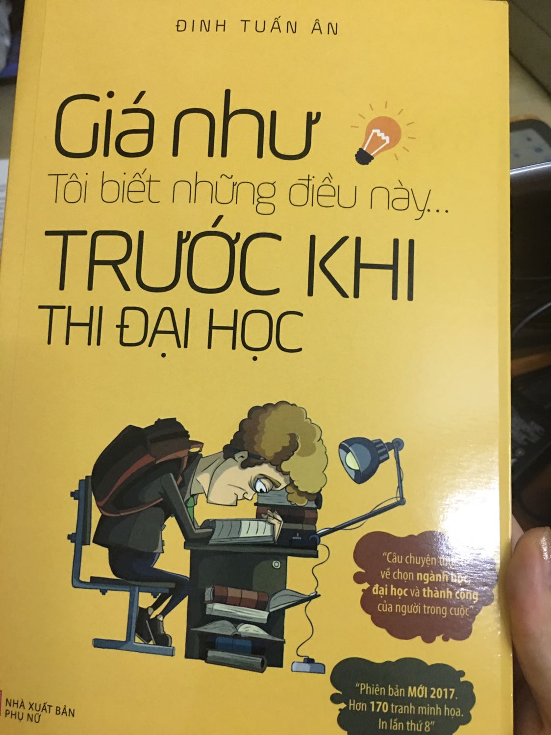 Tiki giao hàng nhanh, sách mới đẹp không bị cong hay vấn đề về chữ.
Về nội dung sách: Mình mua tặng em mình vì sang năm em thi Đại học. Trước khi tặng em mình có đọc hết được nội dung cuốn sách mình xin viết vài lời về nội dung cảm nhận riêng của mình. Sách được tác giả chủ yếu viết về con đường theo đuổi đam mê của tác giả cũng như là các dẫn chứng về những người thành công trên thế giới vì theo đuổi đam mê của mình. Sách không nói chủ quan là bạn nên theo ngành này ngành kia, mà tác giả muốn rằng bạn nên theo học ngành mà có thể giúp bạn có nền tảng (nền móng) vững chắc để tiếp tục theo đuổi đam mê của mình. Tóm lại một vài chương tác giả nói rằng chưa chắc theo đuổi đam mê sẽ làm bạn giàu có nhưng nếu theo đuổi đam mê của bạn thì sau này mỗi giờ phút bạn đi làm thì sẽ như là bạn đi theo đuổi đam mê của mình mỗi ngày chứ không phải là mỗi sáng thức dậy trong suy nghĩ mỗi người sẽ là “hôm nay lại phải đi làm, thật là một ngày tồi tệ”. Nội dung cuốn sách được tác giả lấy ví dụ nhiều dẫn chứng cụ thể của người nổi tiếng thành công trên thế giới. Tác giả cũng khuyên người đọc rằng nên hành động đưa Việt Nam có thể hội nhập với thế giới, hãy hết sức mình học và làm để có thể tốt hơn trong cuộc sống sau này. Nói chung là khuyên chúng ta nên theo đuổi đam mê chứ đừng nên vì người thân hay vì ngành này hot ngành kia dễ xin việc mà chọn chuyên ngành đó để sau này phải hối hận.
Đây là vài dòng cảm nhận của mình sau khi đọc sách, mong rằng một phần nào đó giúp các bạn đang còn phân vân về vấn đề chọn chuyên ngành cũng như các bạn sinh viên đang ngồi trên giảng đường một phần nào đó biết thêm thông tin để trước khi có quyết định mua sách. Mình cảm ơn! :)
