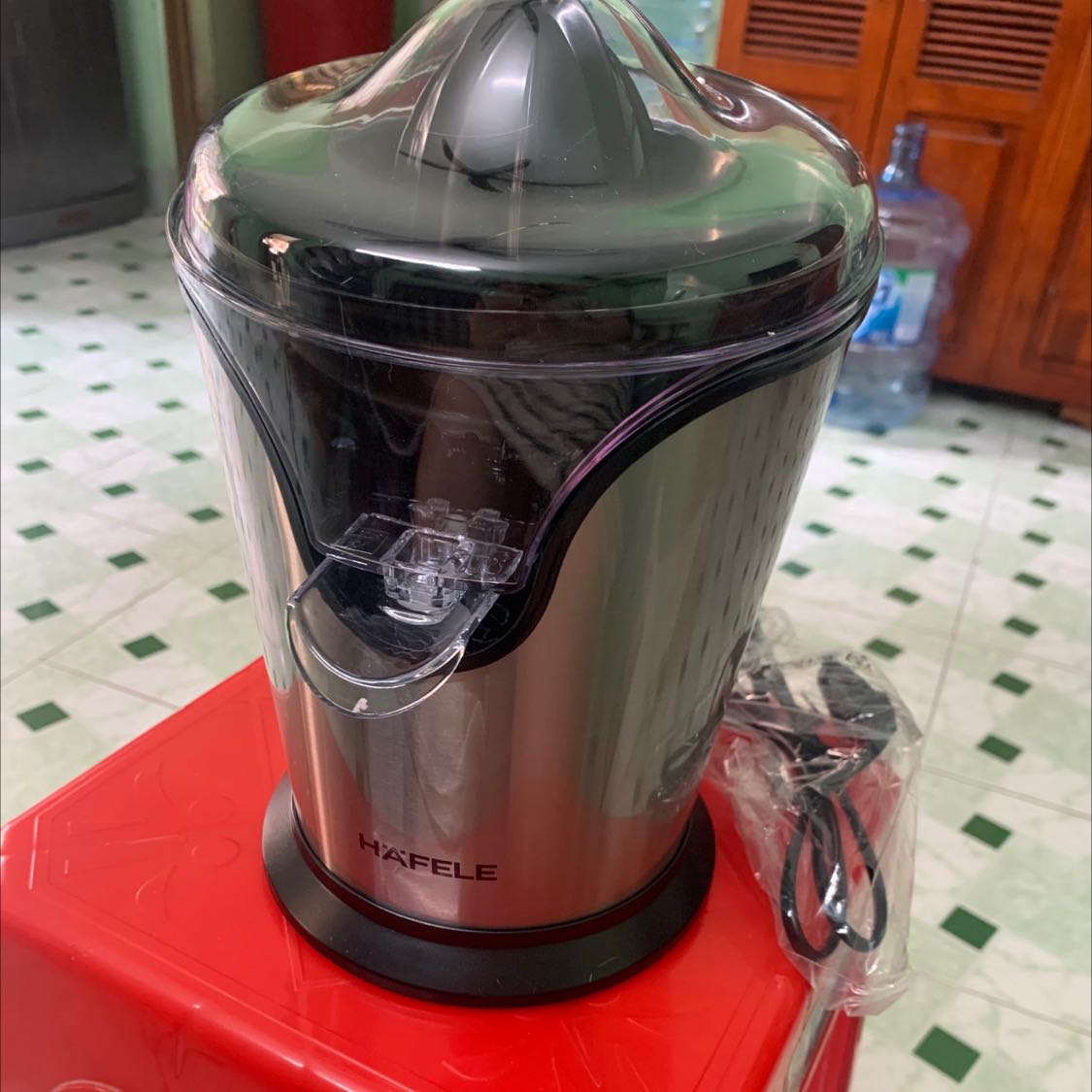 Giá tiền ok, hàng giao nhanh và ko thấy lỗi. Máy đẹp chắc chắn. có thể vắt bưởi nữa nhưng hạn chế thôi nha mn