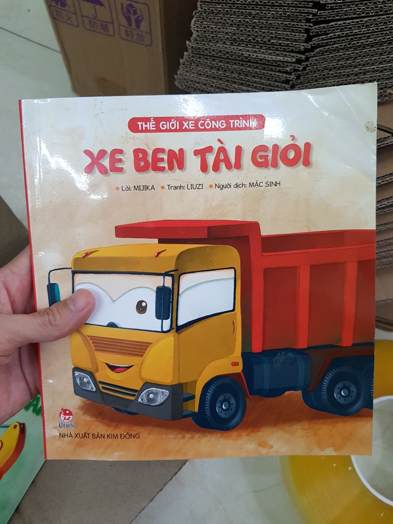 mình mua sách mới mà tiki lại giao sách cũ. nhìn như này mọi người đủ hiểu là sách cũ đã được đọc rất nhiều lần, nhàu nát, cũ. có lẽ mình nên dẹp việc mua sách online lại từ đây.