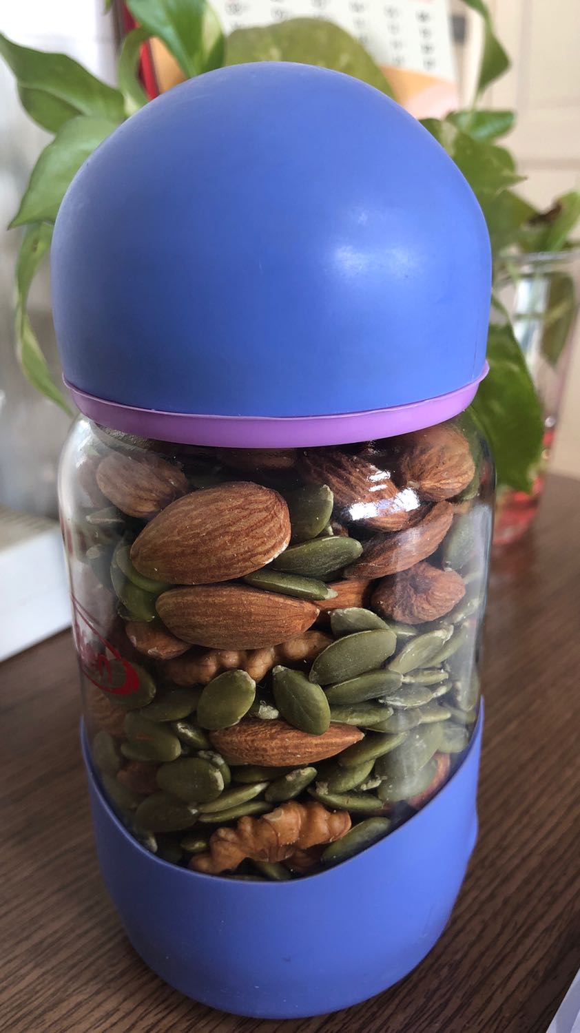 Các hạt mình thấy chất lượng ổn, hạnh nhân béo và ngọt nhẹ nên mình thích.
Shop giao hàng nhanh
Điểm trừ là nắp hộp không sát được, khui ra ăn là phải thay hộp khác liền, để quên là bị lọt gió và kiến xâm nhập.