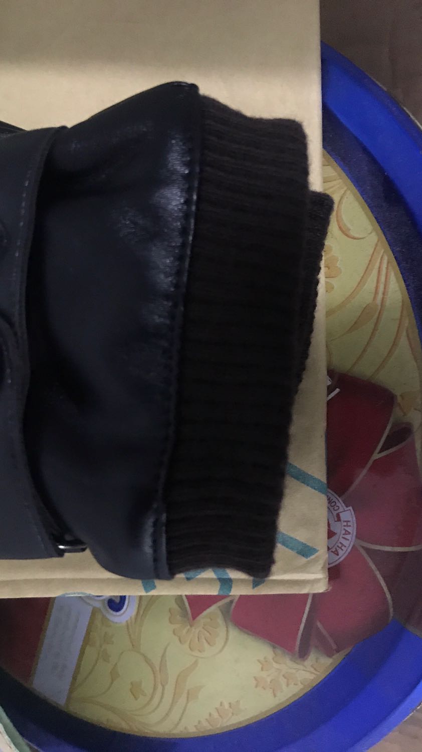 Găng tay da quá chất luôn. Chắc chắn, độ co giãn cao. Lớp nhung lông bên trong tạo cảm giác đeo bó sát từng ngón, rất ấm vào không có cám giác bị vướng bỏi các mép da thừa. Dùng quá là ok luôn. Sản phẩm đáng mua.