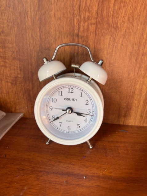 Hơi nhỏ, đặt bàn không chắc chắn lắm. Phần báo thức nhìn hoài cổ nhưng bất tiện khi tắt báo thức. Phải nhớ bật lại báo thức mỗi ngày