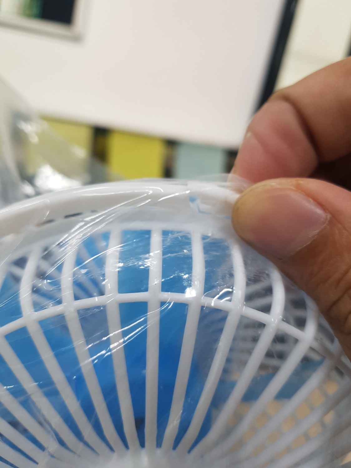 Khi mà nhận hàng thì đã vỡ miếng cover này, Mong là TIKI sẽ cẩn thận sản phẩm khi giao đến khách hàng, mình là khách hàng trung thành với TIKI nên mình thông cảm và mong TIKI giao đến khách hàng sản phẩm chất lượng nhé.