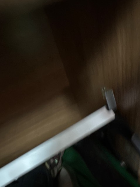 Tủ giày dặn chắc chắn gỗ giày 1,7 ly , nặng và cứng cáp .các hộc đựng giày thể thao nam vừa vặn . Hộc giứa bên trài hơi bị hut nên hơi bị tuột nhưng vẫn còn giữ đc . Ko biết xài trơn tru rồi có tuột không ?