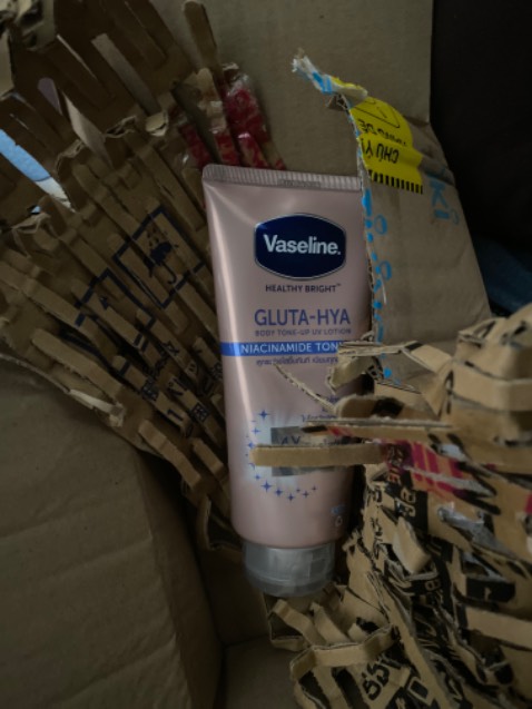 Lúc mua hàng có được nhận thông tin là có quà tặng kèm nước tẩy trang với 1 thứ nữa mà nhận hành chỉ có sữa dưỡng thể là sao ?