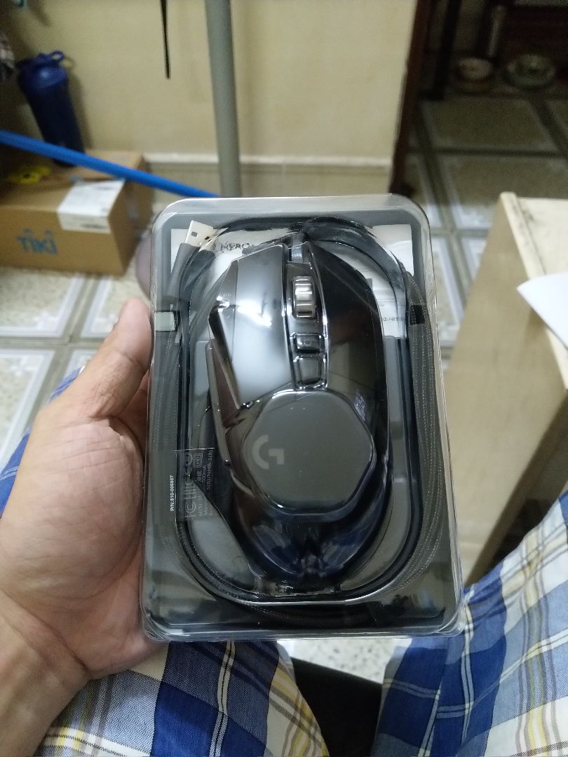 Chất lượng rất tốt so với giá. Các nút bấm không chỉ nhạy mà hành trình ấn cũng cho phản hồi rất tốt. Tiếng tách tách khá đã tai, nhưng nếu chung phòng với người khác sẽ hơi khó cày game khuya. Các nút phụ rất thuận tay bấm và dễ lập trình chức năng qua phần mềm Logitech Hub. Con lăn chuột bằng kim loại, tránh tình trạng hư, chảy, dính của lăn cao su sau thời gian 1 năm sử dụng như G102 một cách triệt để. Bình thường con lăn sẽ theo từng nấc, bấm nút mở khóa nấc thì chuột sẽ lăn như vô tận, rất tiện cho việc duyệt tin nhắn cũ, dò timeline *** hoặc các trang văn bản khổng lồ. Ngoài cuộn trang lên xuống thì con lăn giữa còn có thể nghiêng trái phải để cuộn ngang. Mặc định chuột cũng khá đầm tay. Nếu cần kiểm soát tốt hơn có thể gắn thêm tạ ở phần dưới chuột (tối đa thêm 5 tạ, mỗi tạ 3.6g). Nắp mở để đặt tạ dùng nam châm tốt để đóng nên rất dễ gắn tạ nhưng vẫn đảm bảo ko rớt trong quá trình dùng. Mắt đọc vô cùng chính xác. Mình rất hài lòng với sản phẩm. Mình nhận chuột thấy trong hộp đóng gói có kèm tuýp kem trị mụn???  không biết là do đâu vì lúc mua là Black Friday nhưng lại không thấy thông tin khuyến mãi gì liên quan đến tuýp kem đó cả.