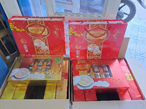 Giao hàng sớm hơn dự kiến. Anh Shipper rất dễ thương. Sản phẩm y hình, nhà bán uy tín. Có kèm theo Túi đựng nữa, thích hộp làm Quà Biếu rất lịch sự. Nhà mình mua 1 lúc 2 combo luôn, loại đường phèn và nhân sâm. Sẽ ủng hộ tiếp tục Shop này.