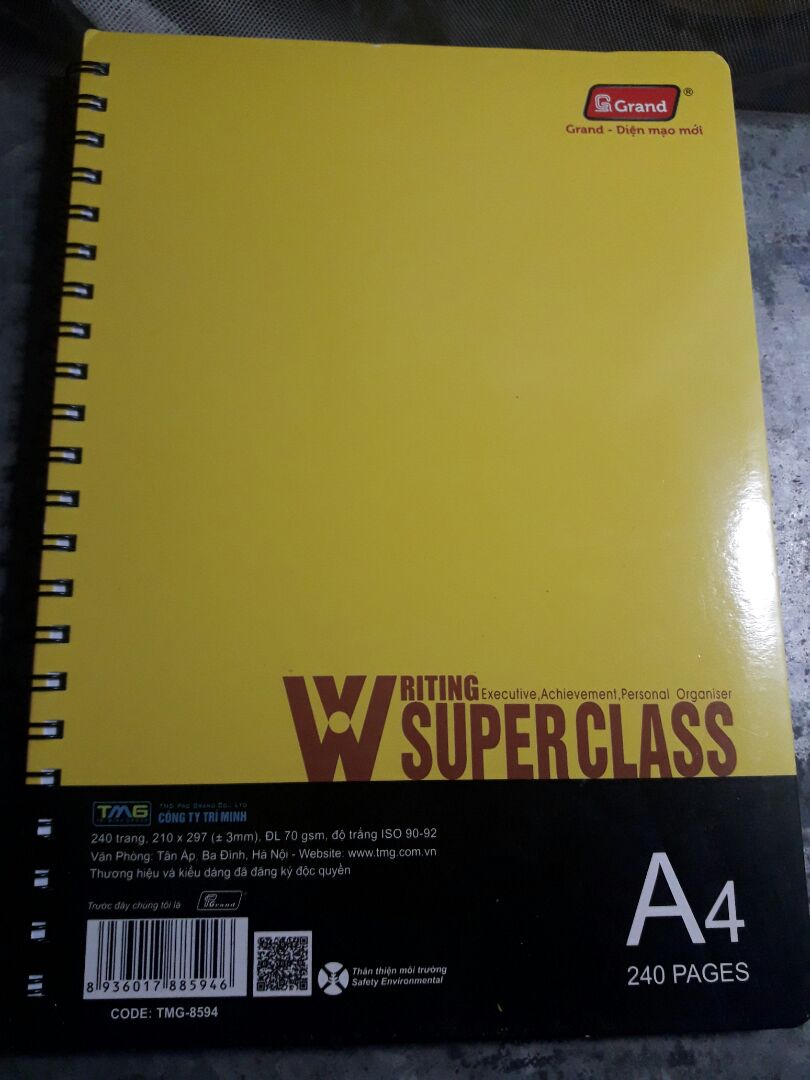 Sổ to, mẫu mã tạm ổn. 
Bìa trước là bìa giấy cứng, bìa sau là nhựa trong. Nhưng có vẻ đã bóc giấy bóng ra làm gì rồi đó, bìa trước phần màu đen bị xước, bìa nhựa đằng sau thì bị lem nhem vệt đen như nhọ, lau bằng khăn ướt sạch. 
Bìa ghi ĐL 70, giấy mỏng, dòng kẻ và các ký hiệu bên trong màu xanh lá, dùng bút hightlight bị in qua trang sau.