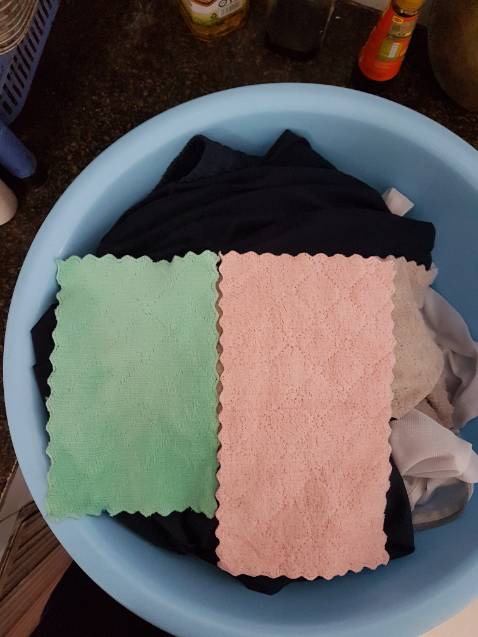 Khăn mình mua ở cửa hàng tạp hóa 30k, khăn shop bán 12k . Khăn shop bán: rẻ hơn, to hơn, nhưng mà mỏng hơn, chất lượng kém hơn 1 chút