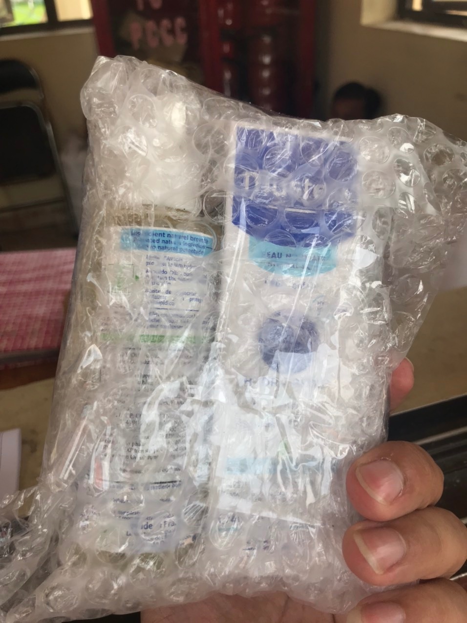 Thắc mắc về đơn hàng #255108181 trong đó Dầu Massage Cho Trẻ Sơ Sinh Và Em Bé Mustela (100ml) chỉ có chai không, không có hộp bảo quản và không có tem niêm phong. Do hàng của tôi là sản phẩm của Pháp nên đơn vị nhập khẩu ghi là Công ty TNHH MTV Mỹ PHẩm Quốc Tế Việt Ý địa chỉ 214/19/26 Nguyễn Văn Nguyễn, P Tân Định, Q1 Tp HCM, Tel/Fax: (84-28)35268385/ (84-28) 35267647,.... Tôi có gọi điện lên các số điện thoại này nhưng đều không gọi được. Tôi có vào Google để search Tên công ty này thì ra 1 SĐT là *** ( trên website *** gọi vào thì có người nam nói là không phải công ty. Tôi không bỏ cuộc lại seach theo SĐT bàn (84-28)35268385 thì ra thông tin là CTY TNHH CHÂU ÂU VIỆT NAM tại website https://thongtinthuebao.com/chau-au-viet-nam-cty-tnhh-chau-au-viet-nam-35268385. Tất nhiên điện thoại bàn này thì KHÔNG GỌI ĐƯỢC, tôi không hiểu TIKI hợp tác kiểu gì với mấy loại doanh nghiệp này, mặc dù sản phẩm của tôi là rất đắt tiền gần 400 ngàn, cũng may mà chưa tới 2 triệu chứ không tôi có thể khởi kiện nếu không trả lời thỏa mãn cho tôi. Tôi mong muốn TIKI giải thích rõ cho tôi về 2 vấn đề: 1 – sản phẩm không động gói đảm bảo, tem không niêm phong, vấn đề 2: Thông tin doanh nghiệp như trên??????????????? Thắc mắc về đơn hàng #255108181 trong đó Dầu Massage Cho Trẻ Sơ Sinh Và Em Bé Mustela (100ml) chỉ có chai không, không có hộp bảo quản và không có tem niêm phong. Do hàng của tôi là sản phẩm của Pháp nên đơn vị nhập khẩu ghi là Công ty TNHH MTV Mỹ PHẩm Quốc Tế Việt Ý địa chỉ 214/19/26 Nguyễn Văn Nguyễn, P Tân Định, Q1 Tp HCM, Tel/Fax: (84-28)35268385/ (84-28) 35267647,.... Tôi có gọi điện lên các số điện thoại này nhưng đều không gọi được. Tôi có vào Google để search Tên công ty này thì ra 1 SĐT là *** ( trên website *** gọi vào thì có người nam nói là không phải công ty. Tôi không bỏ cuộc lại seach theo SĐT bàn (84-28)35268385 thì ra thông tin là CTY TNHH CHÂU ÂU VIỆT NAM tại website https://thongtinthuebao.com/chau-au-viet-nam-cty-tnhh-chau-au-viet-nam-35268385. Tất nhiên điện thoại bàn này thì KHÔNG GỌI ĐƯỢC, tôi không hiểu TIKI hợp tác kiểu gì với mấy loại doanh nghiệp này, mặc dù sản phẩm của tôi là rất đắt tiền gần 400 ngàn, cũng may mà chưa tới 2 triệu chứ không tôi có thể khởi kiện nếu không trả lời thỏa mãn cho tôi. Tôi mong muốn TIKI giải thích rõ cho tôi về 2 vấn đề: 1 – sản phẩm không động gói đảm bảo, tem không niêm phong, vấn đề 2: Thông tin doanh nghiệp như trên???????????????