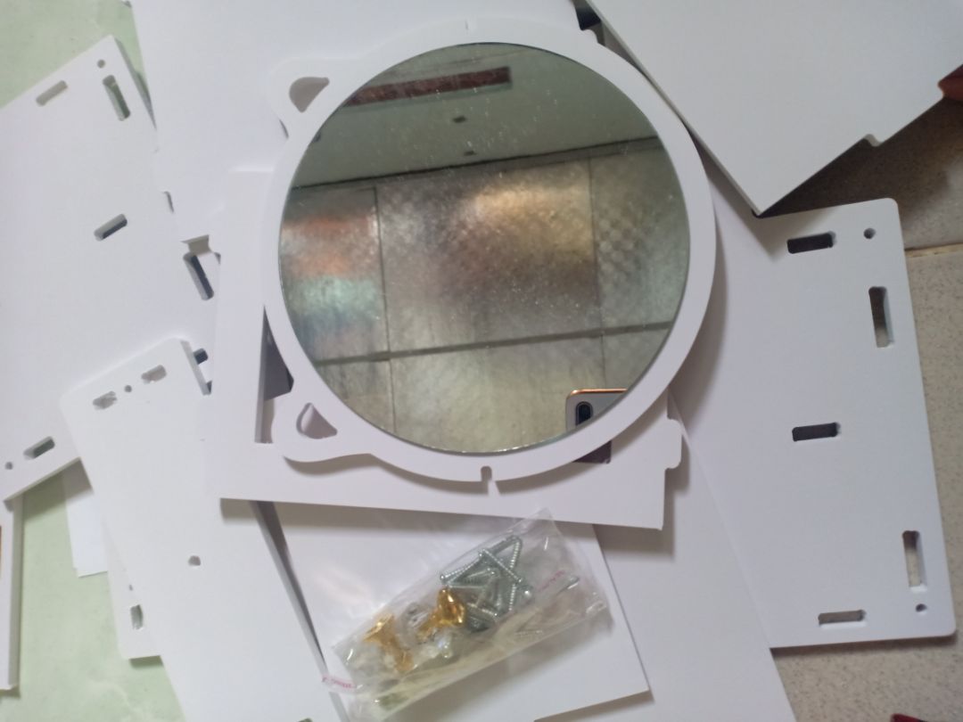 Hộp đựng chỉnh chu.
Tủ khi nhận sẽ là những mảnh ghép, kèm theo tờ hướng dẫn và ốc vít. Ráp lại cũng tốn chút thời gian, :)
Sản phẩm giống như hình minh họa, kích thước nhỏ gọn, bé bé xinh xinh.