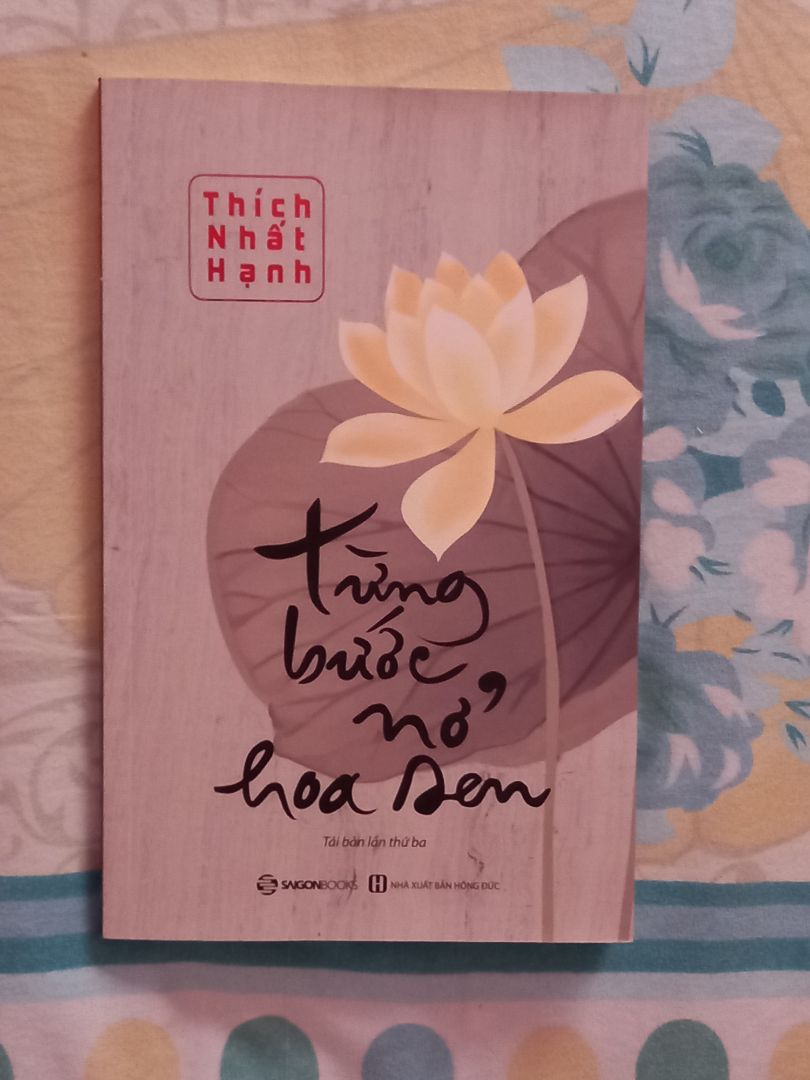 giao hàng nhanh, shipper thân thiện lắm lun, về phần sách thì không trầy xước, nhưng sách bị cong khiến mình hơi đau lòng :(, tóm lại là cũng không có gì để chê lắm vì mình còn được mua sale nữa nên giá hời lém hehehe