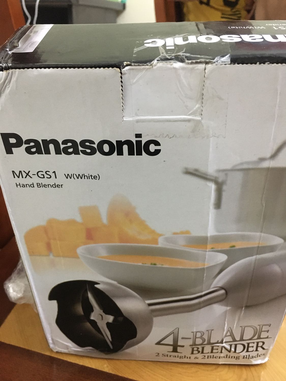 Hàng chính hãng. Đóng gói vỏ hộp hơi móp méo chút xíu. Máy xay êm. Mua dịp sinh nhật Tiki nên được ưu đã lớn còn 776k.