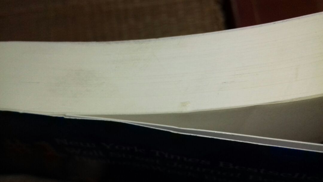 Sách mới nhận được nhưng bìa xước rất nhiều, sách bị bẩn một ít,  bìa sách bị gập nhìn rất mất thẫm mỹ, bìa sách trước bị gẫy nếp mặc dù chưa đọc. Đặt hộ bạn mà chất lượng thẩm mỹ quá kém.