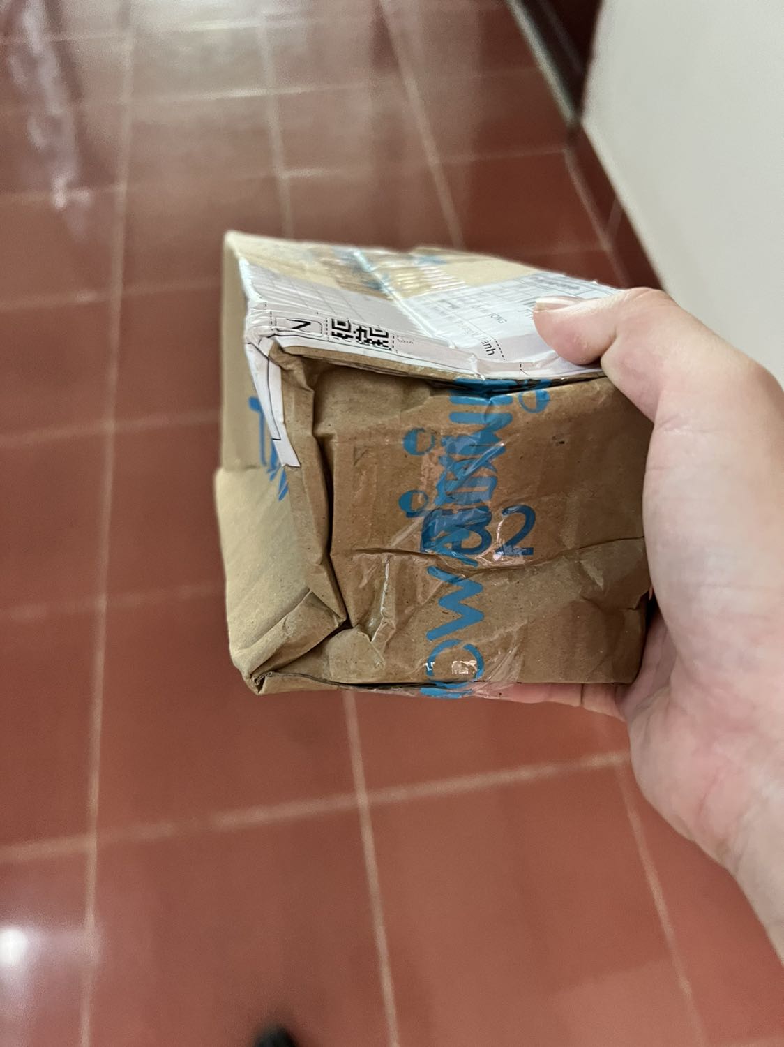 Vỏ bao bì thì để của nhật có team phụ, nhưng hủ kem lại để made on viet nam thấy như bị *** áh, vận chuyển đóng gói sơ sài quăng móp luôn chai thuỷ tinh chắc bể rồi