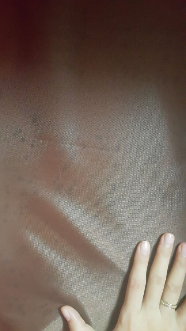 Mình thấy mọi người nhận xét không nên mua lần 2 vì dễ gặp phải sản phẩm lỗi nên mua 1 lúc 2 cái luôn. Chất vải khá dày dặn, khung sắt hơi mong chút nhưng vẫn dùng ổn. Sản phẩm mình nhận được 1 cái Ok, 1 cái thì đáy mùa đỏ có các vết lỗ nhỏ như hình nhưng hiện tại mình thấy không có vấn đề gì.