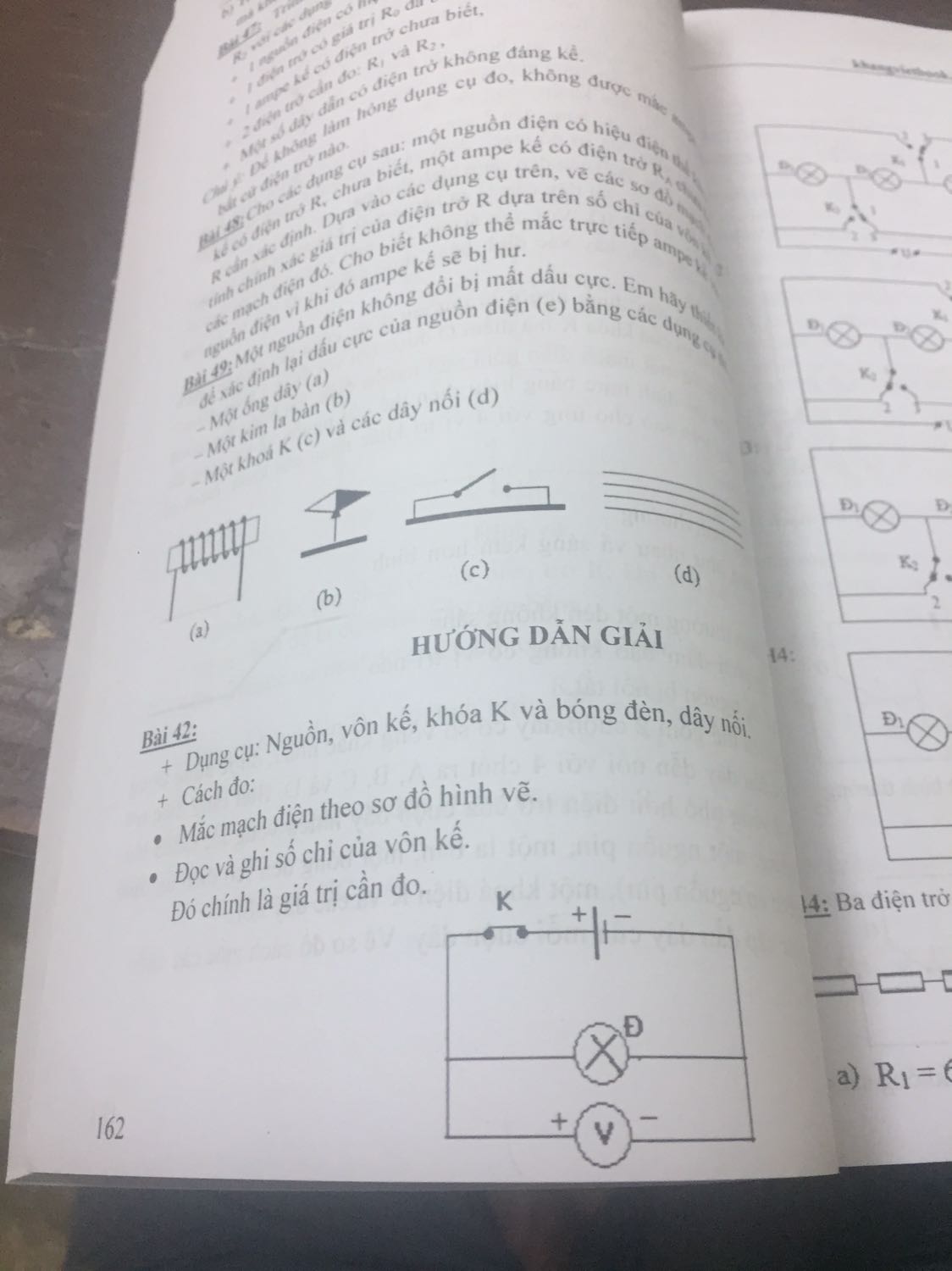 - Tiki giao hàng trong thời gian dự kiến, có bọc bookcare nên sách khi nhận về còn mới, mình cho 5 sao về điều này
- Tuy nhiên, khi cầm quyển sách trên tay, mở ra, giấy mỏng, bản in mờ như photo, sách in để lề dưới quá thấp, sát vào trang in. Bên cạnh đó, có những trang có cả vết ố vàng như ảnh. Dấu phẩy phía trên (ví dụ d') để định dạng khá xấu. Đồng thời, sách không có tem chống hàng giả. Mình mua sách Khang Việt trực tiếp ở cửa hàng sách nhiều rồi đều không thấy có nhưng chất lượng giấy tốt hơn nhiều. Nói chung, có cảm giác cầm phải sách in lậu trên tay!!! Do đó cho 1 sao
- Nói chung, chất lượng bản in và giấy đáng 1 sao, chất lượng đóng gói và giao hàng 5 sao, nên tổng hợp lại mình đánh giá 2 sao, khoing thể hơn được vì hằng ngày cầm sách trên tay thấy không ưng ý gì cả!!!