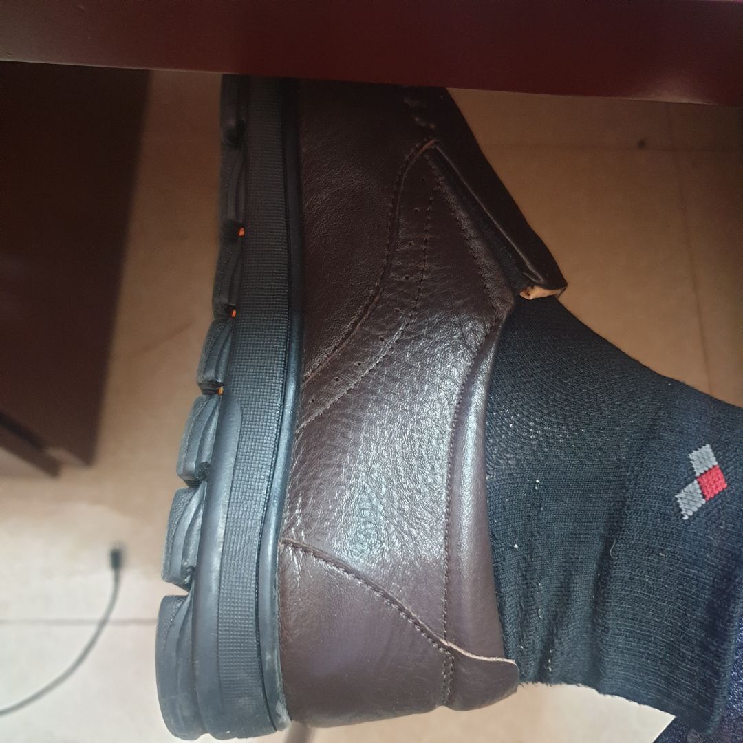 Ủng hộ dùng hàng Việt....
Lần thứ 2 mua đôi giày tương tự. Hàng đẹp, Đi bền và êm chân. Đôi cũ đã đi được 1.5 năm vẫn đi được chỉ bị xước nên hơi xấu chút.