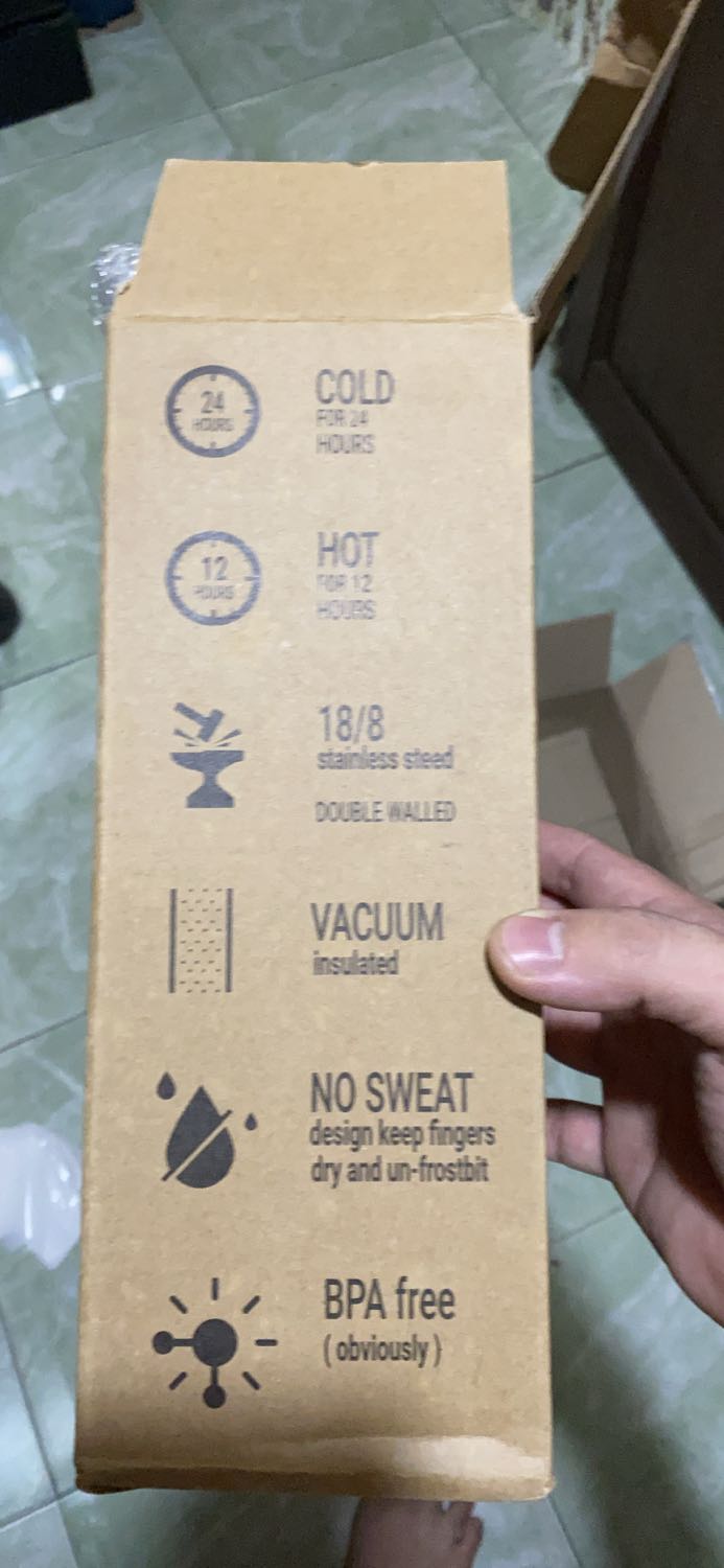 Bình có nhược điểm ở phần nắp. Phần nắp có thiết kế khá mong manh. Lực siết của bạn sẽ ảnh hưởng tới độ nóng hay độ lạnh các bạn trữ bên trong. Theo cảm nhận thì nếu siết nắp không chặt sẽ không kín được hơi bên trong. Nếu siết mạnh thì dễ làm lờn ren của nắp nhựa. Bạn nên cẩn thận khi siết nắp. Mọi thứ còn lại từ màu sắc tới các thông tin của nhà sản xuất thì còn phải dựa vào thời gian mới đánh giá chính xác được.