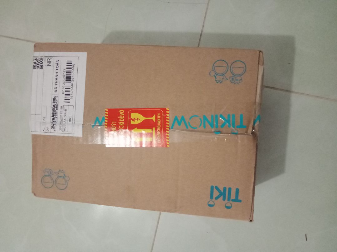 Bao gói hơi khó chịu nhưng may mắn là không có hư hỏng. 
Giao hàng nhanh, shipper ổn.
Hạn sử dụng hơn 2 năm, ngoại hình sạch sẽ.
Chưa dùng thử nên chưa kiểm tra vòi xịt có ổn không, tạm thời không có lỗi.