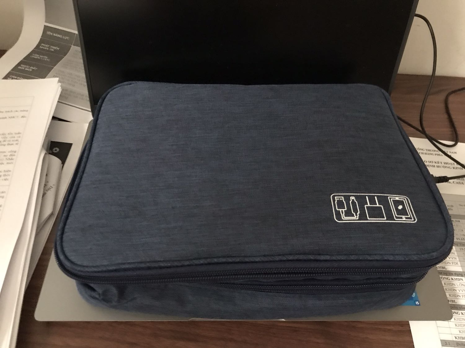 Sản phẩm đúng như mô tả, rộng rãi đựng được nhiều phụ kiện