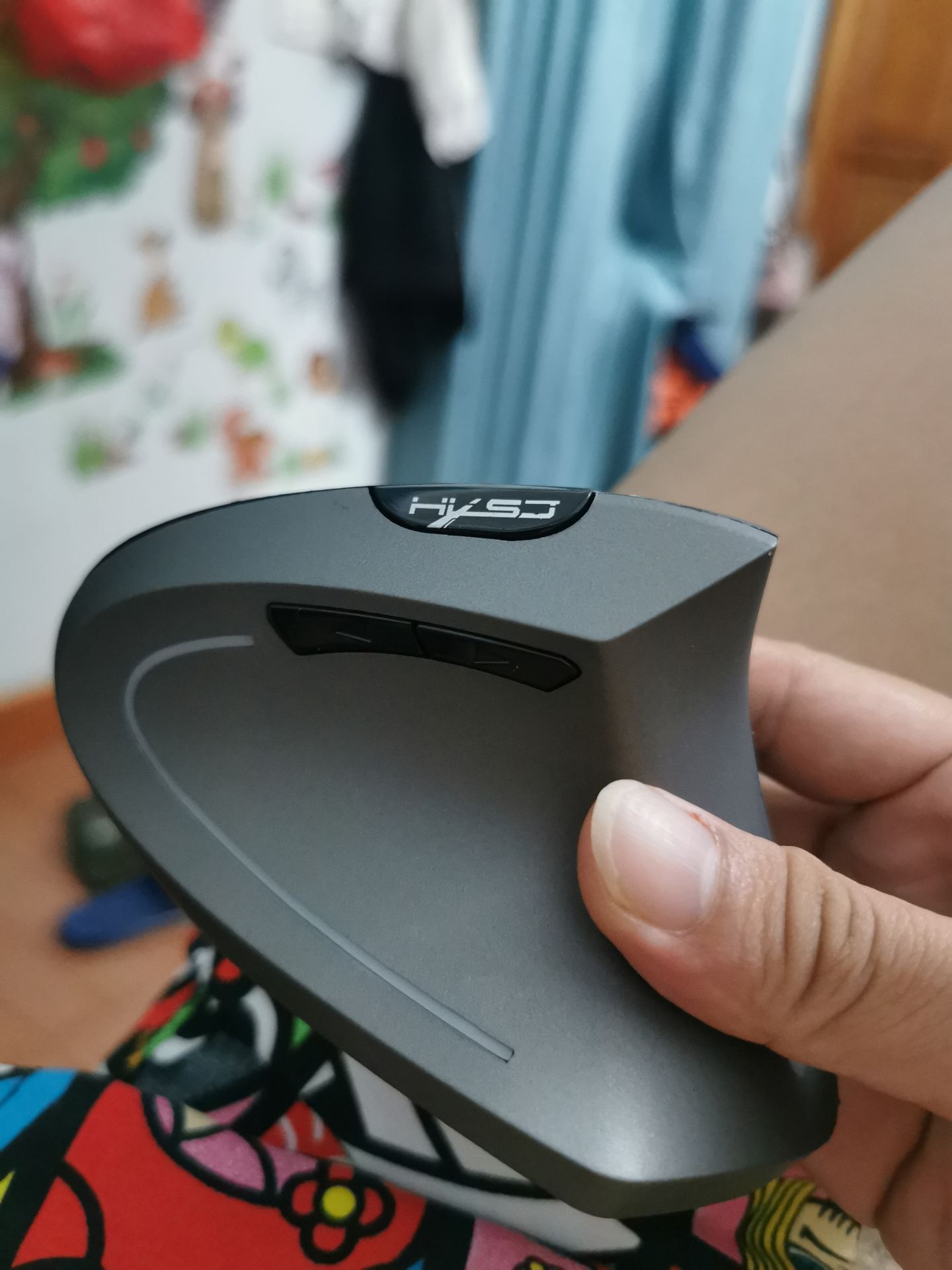 Hàng ổn trong tầm giá, chuột nhạy. Tuy nhiên phần tiếp giáp của 2 phần thấy hơi thất vọng vì nó có gờ. Điểm trừ nữa là chuột ko kèm theo pin như những sp khác