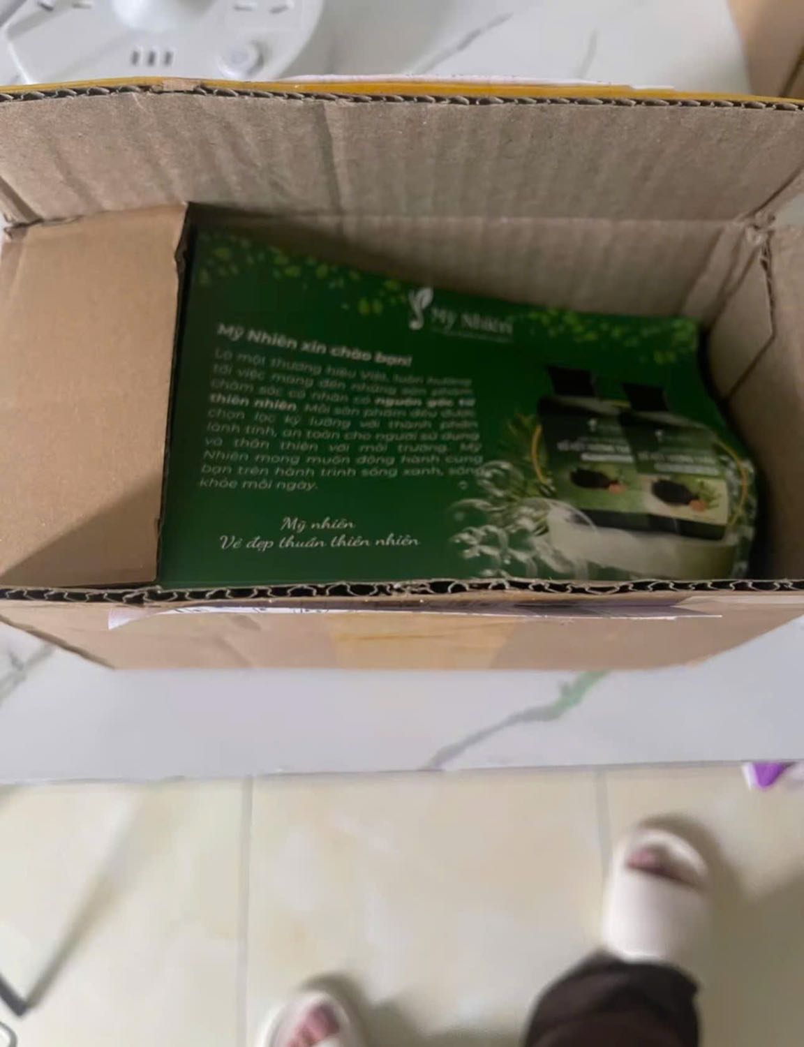 Gội 1 tuần chưa thấy gì, nhưng đến tuần thứ 2 tóc giảm rụng rõ luôn 
Tóc mượt gội êm ,thơm dễ chịu 
Đây là chai thứ 2 mua dùng sau khi được người quen gt Gội 1 tuần chưa thấy gì, nhưng đến tuần thứ 2 tóc giảm rụng rõ luôn 
Tóc mượt gội êm ,thơm dễ chịu 
Đây là chai thứ 2 mua dùng sau khi được người quen gt