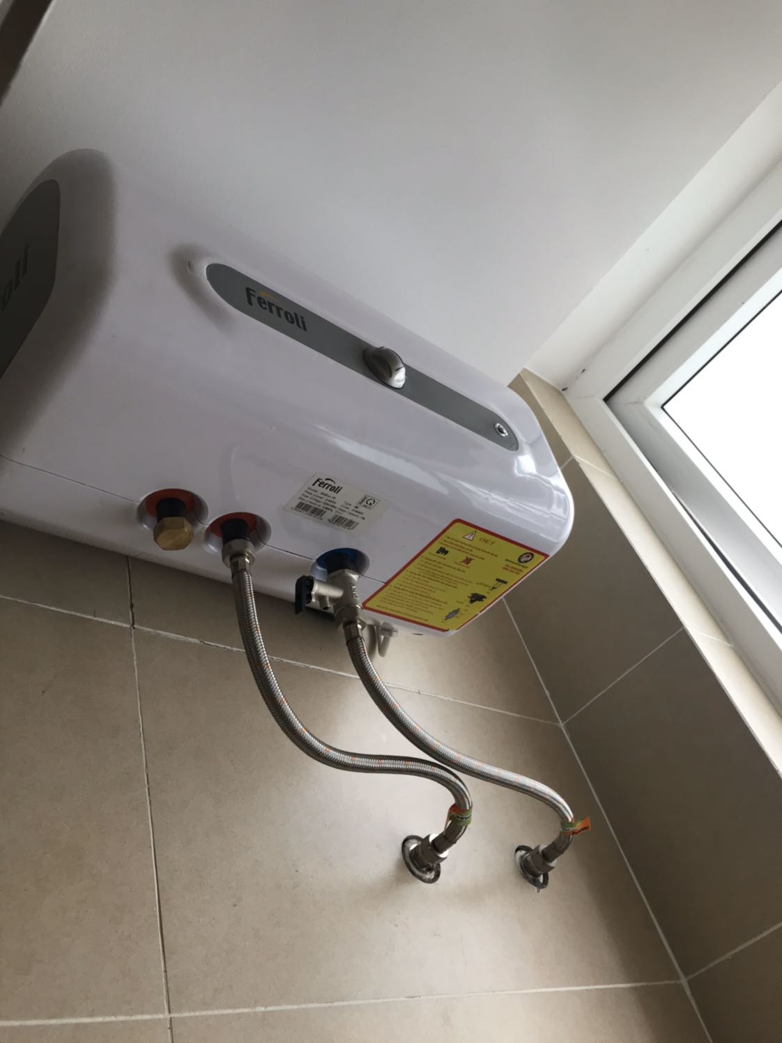 Trước có mua 1 cái bình 20l của Ferrolli dùng rồi nên khá yên tâm. Đợt này mua cho phòng tắm trong phòng ngủ nên chỉ mua loại 15l là đủ dùng. Đun rất nhanh khoảng 5’ là có thể tắm được. Đội lắp Tiki thuê hơi chán, lắp cũng lâu, phụ kiện ko mang theo sẵn lúc sau phải chạy đi mua thêm. Van an toàn lắp bên nước nóng, mình phải đọc HdSD mới biết lắp bên nc lạnh vào, cũng may kêu đổi bên kịp