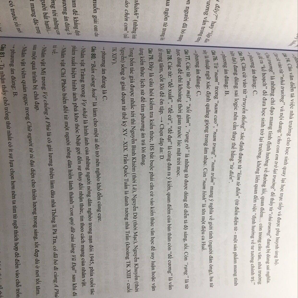 Chất lượng sách ban đầu nhìn thì có vẻ ok nhưng phải bắt đầu làm thì mới thấy. Nhiều khi em phải tự hỏi là liệu rằng mình có mua phải sách lậu hay không? Đáp án 1 đằng giải thích một kiểu, không biết đâu mà lần. Điển hình là câu 77, 107, 109 đề 1 còn những câu khác, đề khác do chưa làm đến nên em cũng không rõ 🙃
Thực sự quá là thất vọng luôn, bỏ tiền ra mua sách về luyện thi ai ngờ lại mua phải sách dỏm :))