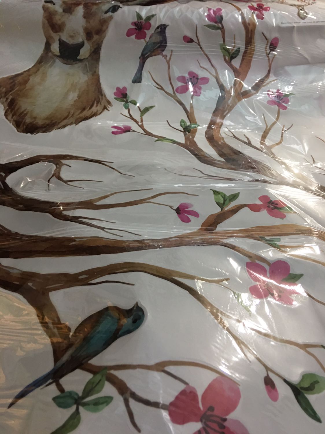 Vừa mới nhận đc hàng nên tk vẫn đang trong trạng thái giao hàng, nhưng vì hơi vội mà sợ quên nên *** luôn :v chưa thấy bạn nào *** về em decal này nên liều ord luôn :) nhưng ahihi :) decal đc cuộn lại á, nên ko lo bị ls cả. Vs cả mình chưa dán thử nhưng nhìn qua thấy hơi mỏng, ko biết dễ bóc ko. Đây ms chỉ là đánh giá lúc mở hộp thôi :v chưa bóc “seal” :) Cho những ai đang phân vân thì cứ quất thôi :v với giá này thì hợp lí cho em decal soang chảnh + cute này rồi