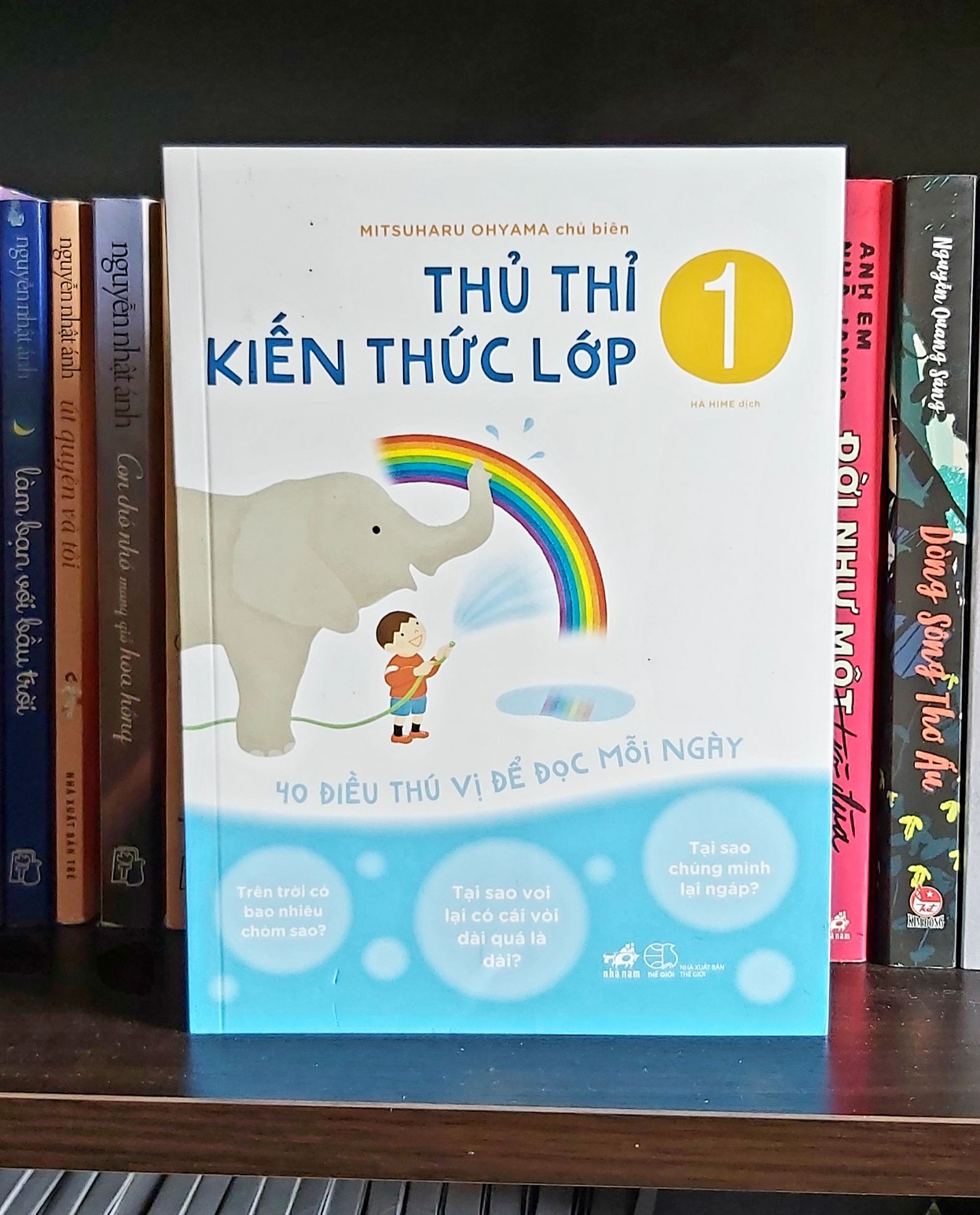 Cuốn sách gồm 40 điều hỏi đáp thú vị và gần gũi mà rất nhiều trẻ tuổi lớp 1 hay nghĩ tới. Các câu hỏi chia theo 4 lĩnh vực: cơ thể, vật dụng, loài vật, vũ trụ. Ngôn ngữ trong sách nhẹ nhàng, vừa đủ sức hiểu của trẻ. Minh họa đen trắng đơn giản và rõ ràng để hỗ trợ trẻ cảm nhận.
Một cuốn sách bổ ích ko chỉ với phụ huynh mà cho cả các con. Chữ in to giúp các bạn nhỏ dễ đọc. 
Mình hài lòng với dịch vụ Tiki, nhanh và nhiều tiện ích.