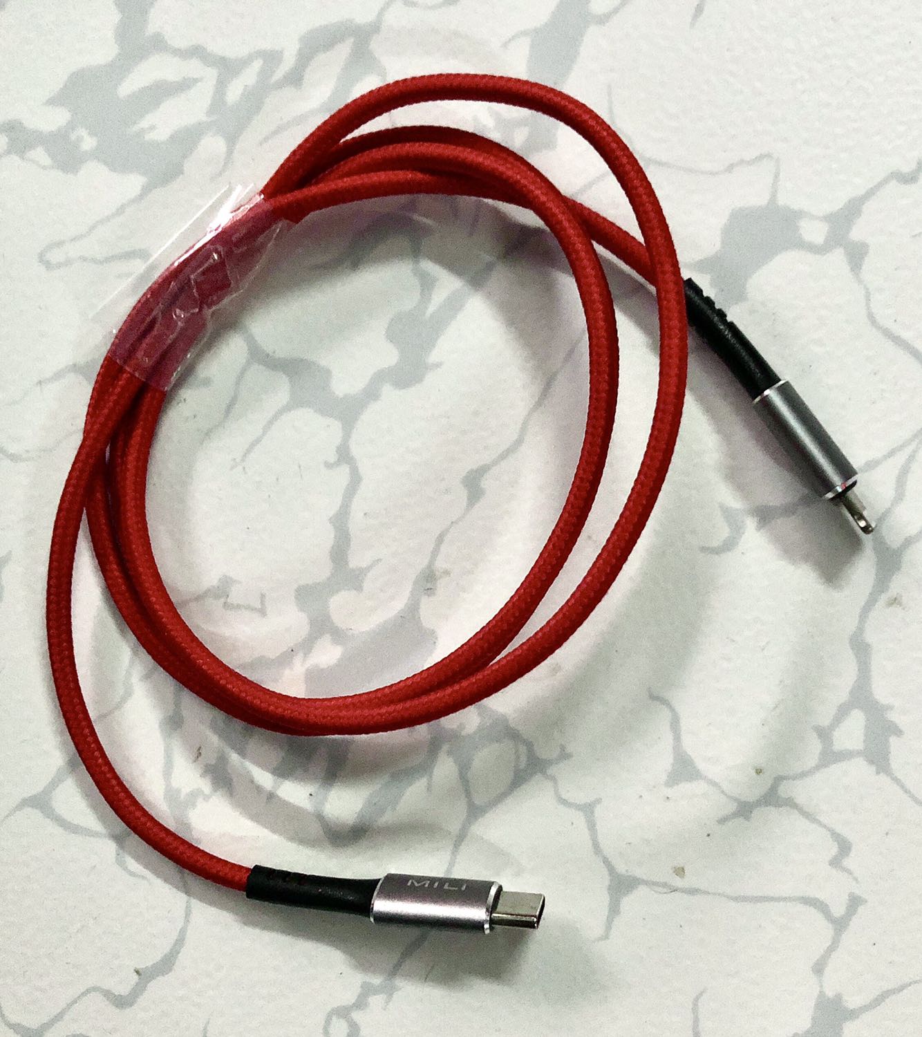 Sản phẩm nguyên seal hộp, giao nhanh chỉ 2 ngày kể từ lúc đặt hàng là nhận được sp. Độ hoàn thiện tốt, sạc nhanh, tiếp xúc với iphone nhẹ và có độ khít tốt. Tuy nhiên, thông tin cáp bảo hành trọn đời nhưng hộp lại để 2 năm, không biết thời hạn bảo hành đúng là bao lâu và nếu phải bảo hành thì cần cung cấp thông tin gì. Cảm nhận đầu tiên là rất hài lòng về sp này.