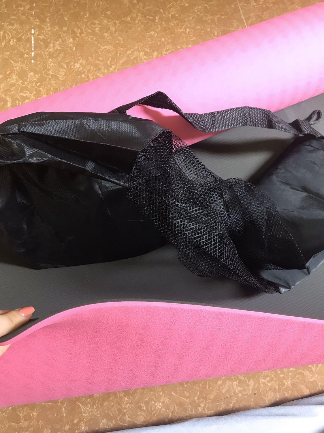 * Bản to và rộng nên nằm thoải mái,  chống đẩy tay cũng thoải mái. 
*Giao hàng siêu siêu nhanh, vượt cả lịch dự kiến, nên nhận hàng ko bị quên haha!nhiều lần đặt xong, giao chậm quá chả nhớ là đặt gì?!!
*chất liệu 2 lớp nên dày và đàn hồi, không bị lõm như các loại ngoài thị trường.
- Có nhiều màu sắc chọn lựa, mình thì chọn màu này vì thích màu này và nó sạch sẽ
- Nhìn chung bằng đấy thứ mình rất tâm đắc, thời gian thì giao hàng cũng nhanh nên hôm nay mới ngồi review cho anh chị em được!!! Tìm hiểu ra bên miDoctor này chuyên bán hàng thể thao rất chất lượng đấy chứ!!!

Cho bên này 5*, tiếp tục phát huy