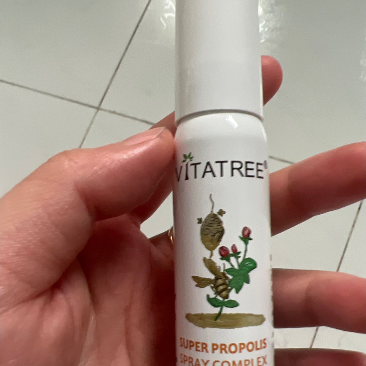 Hàng của Úc, xài thấy tốt nha. Mấy hôm trời lạnh lạnh làm cho cổ hơi rát một chút, mình xịt cái này thấy bớt hẳn luôn. Có hiệu quả rõ rệt.