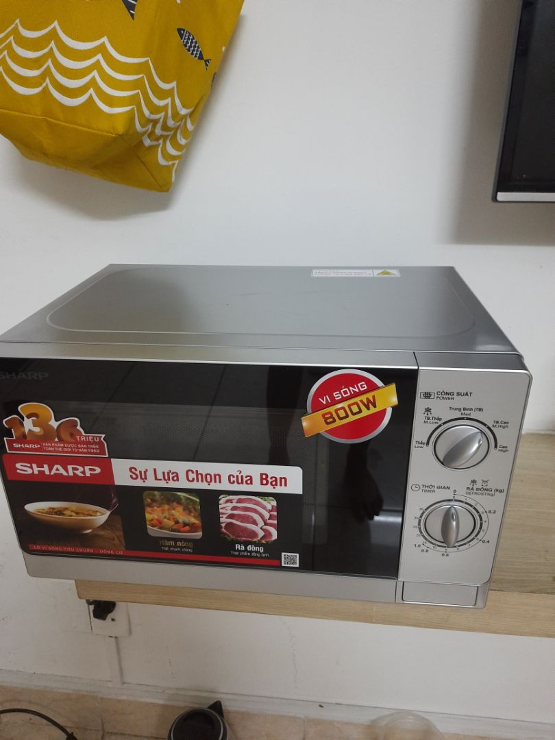 Lò trông có vẻ chắc chắn, mình thích lò cơ hơn nên chọn mua. Mới dùng thử 1 lần, hy vọng dùng được lâu dài :)) Lò trông có vẻ chắc chắn, mình thích lò cơ hơn nên chọn mua. Mới dùng thử 1 lần, hy vọng dùng được lâu dài :))