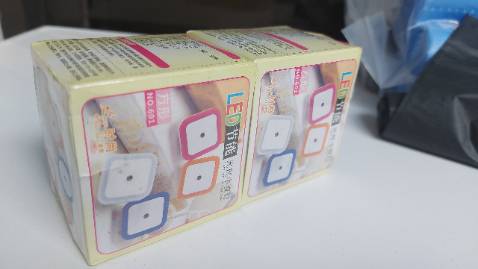 Sản phẩm của tila shop rất tốt, mình mua lần thứ 2 rồi vẫn ưng ý nhé, chúc shop bán được nhiều hàng, cảm ơn tiki và tila shop.
Đóng gói cẩn thận, còn nguyên siêu. màu đèn dễ thương, cảm ứng tốt, giá cho 2 sản phẩm này như vậy là rất ổn, mình mua về dùng làm đèn ngủ buổi tối rất là đẹp luôn, cực kỳ hài lòng với sản phẩm này