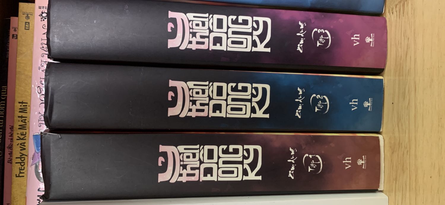 Bản này có một số lỗi chính tả nhỏ. Tuy không nhiều nhưng nó làm mất cảm xúc khi đang đọc lắm luôn.