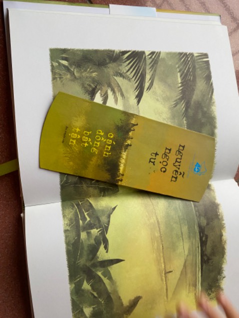 Sách Giao rất nhanh ah
Sách thiết kế bìa cứng có áo bọc ngoài và đánh dấu trang nhé ah
Nội dung có những nỗi buồn và có khi khắc khoải