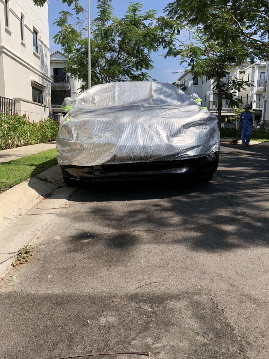 Thông số quảng cáo rằng 3xl dành cho sedan dài, cỡ Camry. Mua về phủ vào Honda Accord thì thế này đây. Kéo mạnh phía đuôi thì bục cả khoá. Về xem lại túi đựng thì ghi là 3L. Tiki kiểm tra lại xem có phải giao nhầm size ko? Nếu nhầm thì có đổi cho tôi ko?
Vui lòng phản hồi. Cảm ơn.