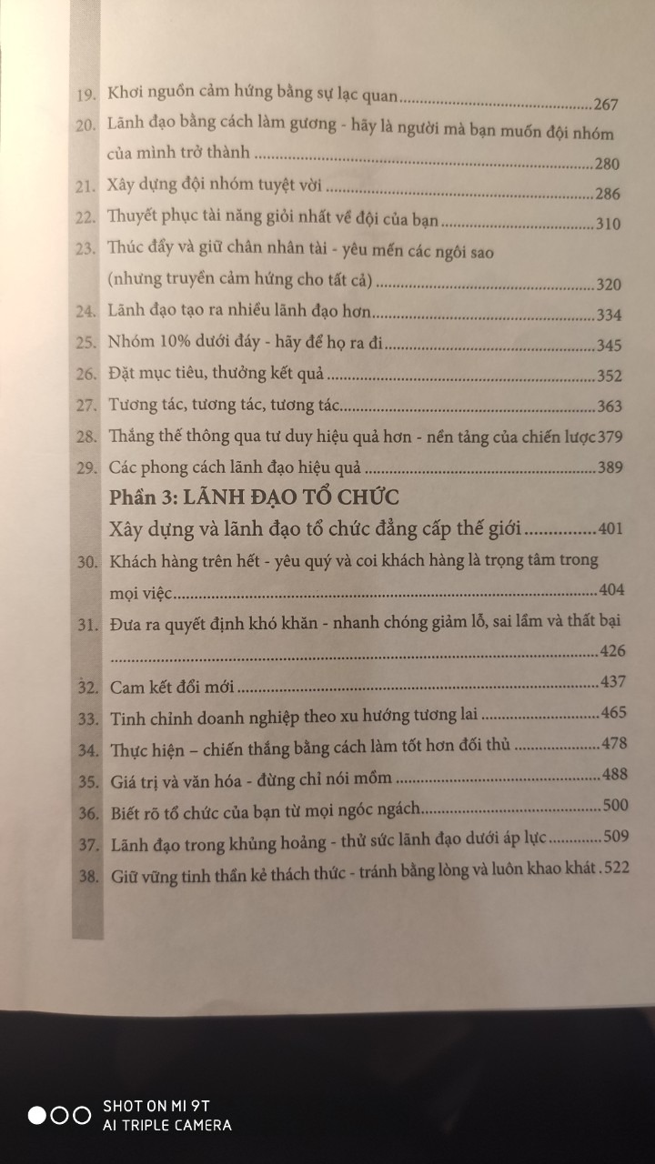 Đây là một cuốn sách kiến thức tổng hợp thú vị về chủ đề lãnh đạo. Độ khó của sách thuộc mức độ trung bình đến cao, nên sẽ khá khó cho bạn chưa đọc sách nhiều, đặc biệt với ai chưa từng lãnh đạo đội nhóm. Nếu nói về độ ngấm và hiểu, mình đoán với mình chắc mới tầm 20-30%, bởi vì chủ đề lãnh đạo, quản lí là một chủ đề rất rộng, bao gồm rất nhiều kiến thức xuyên suốt nhiều mảng từ quản trị kinh doanh đến nhân sự, từ tầm nhìn đến việc lập kế hoạch và thực thi trong thực tế, từ việc ra quyết định trong hoàn cảnh thuận lợi đến bản lĩnh dẫn dắt đội nhóm trong nghịch cảnh. Cuốn này xứng đáng là cẩm nang cho người lãnh đạo có thể dở ra đọc và nghiền ngẫm nhiều lần. 
Lãnh đạo là việc không hề đơn giản, vì ngoài việc phải lèo lái con thuyền đưa tổ chức đến kết quả (lãnh đạo mà không đạt được kết quả là một lãnh đạo tồi), bạn phải làm việc liên tục với con người, mà con người vốn rất phức tạp, tổ chức càng lớn thì việc lãnh đạo càng khó. Ngoài ra mọi người hay băn khoăn lãnh đạo là ở bẩm sinh hay do rèn luyện mà thành. Mình thì đồng quan điểm với tác giả, không có gì là không học được, chỉ là bạn muốn và thực sự dám theo đuổi đến cùng hay không. "Lãnh đạo là tổng hòa của đam mê, chính trực, khát vọng học tập cả đời, cống hiến, tư duy chiến lược và chăm chỉ".

Kiến thức và các chia sẻ trong sách không chỉ của riêng tác giả mà là tập hợp kinh nghiệm và lời khuyên quý báu của các top CEO, các doanh nhân và các guru kinh doanh hàng đầu thế giới như Jack Welch - General Electric, Terry Leahy - Tesco, Richard Koch - Nguyên lý 80/20.. Như các bạn có thấy qua trong mục lục sách, tác giả định hình việc lãnh đạo bắt đầu từ lãnh đạo bản thân -> lãnh đạo đội nhóm -> lãnh đạo tổ chức. Ý là muốn trở thành một người lãnh đạo tầm cỡ, bạn phải bắt đầu từ chính mình, làm tốt từ việc dẫn dắt nhóm nhỏ mới đến dẫn dắt được tổ chức lớn. Quan điểm này khá giống triết lý của phương Đông: tu thân, tề gia, trị quốc, bình thiên hạ. Muốn làm việc lớn phải bắt đầu từ việc nhỏ trước và cũng giống như lời thầy Nguyen Thai Duy luôn dạy: Bạn ra kinh doanh, muốn làm tốt và dẫn dắt được người khác, trước hết bạn phải ngon, ý là bạn phải có kỉ luật, can đảm, biết làm chủ thời gian, biết quản trị cảm xúc tốt (EQ), dám ra quyết định và khiêm tốn ham học hỏi. 
 
Nội dung kiến thức trong sách thì rất nhiều và mình đảm bảo nếu bạn muốn học về lãnh đạo, bạn sẽ không thấy hối tiếc khi dành thời gian đọc sách này vì có rất nhiều kiến thức có thể áp dụng ngay và mang lại hiệu quả rõ rệt trong việc điều hành của bạn, dù là một đội nhóm nhỏ hay một công ty lớn. Còn luôn không có con đường tắt, cách tốt nhất để trở thành một người dẫn dắt hàng đầu là nhảy vào làm, ta không thể biết bơi và bơi giỏi nếu không nhảy xuống nước. Trong quá trình làm, đối chiếu liên tục giữa liến thức và thực tế, khi đó việc học (đọc sách) mới trở thành bài học kinh nghiệm mang lại lợi ích đến cuộc sống của không chỉ bạn và những người xung quanh ???!

Hãy kết nối với mình qua *** Huỳnh Dương bạn nhé!