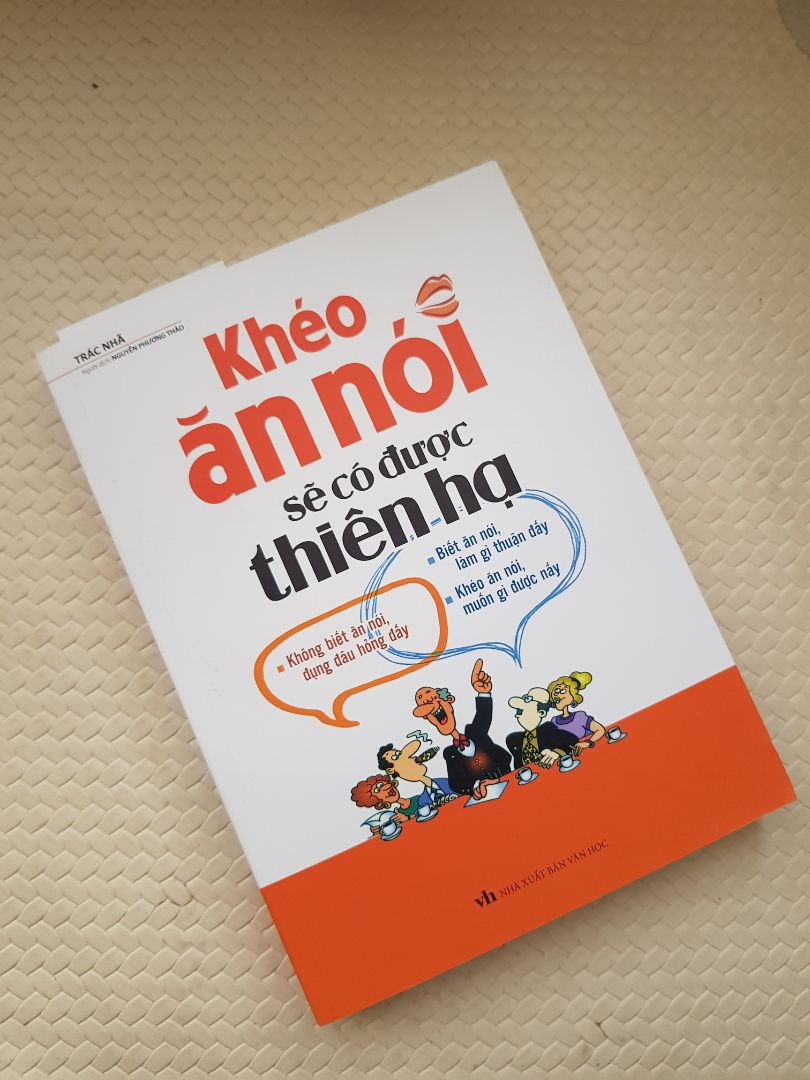 Tiki luôn giao sớm hơn thời gian dự kiến. Mình đặt 2 cuốn, nhưng chắc do vận chuyển xa (từ Hà Nội) nên hộp bị móp khiến 1 trong 2 cuốn bị cong góc, may là cuốn này vẫn đẹp và mới. Mình vẫn đánh giá 5* nhé vì dù sao thì sách giao đúng và vẫn mới. Thank Tiki.