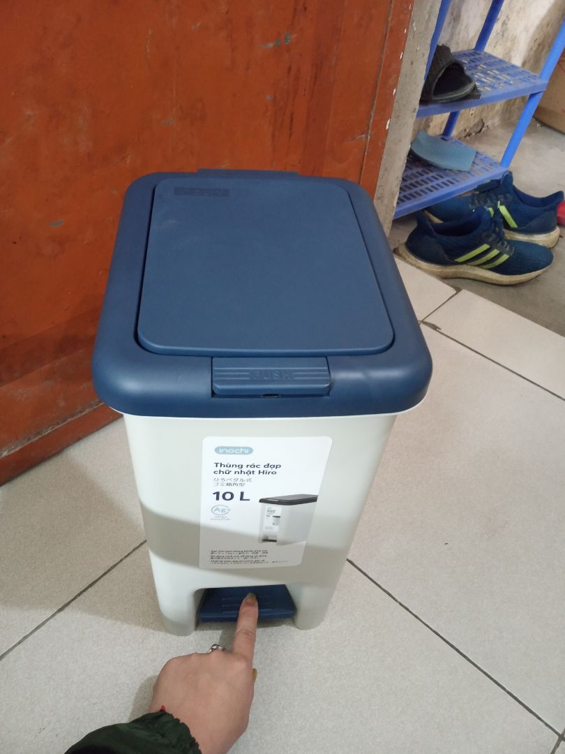 sản phẩm thiết kế đẹp mắt, gọn gàng,đủ tính năng và đủ dung tích với nhu cầu của nhà mình với 6 người, thùng 10l nhưng thiết kế nhỏ, tạo không gian rộng hơn cho gia đình. màu đẹp và sáng, thiết kế nhiều cách mở tiện lợi. giá thành cũ g vừa phải. chất nhựa cũng khá ổn sờ vào rất thích tay. tiki giao hàng nhanh, đóng gói đẹp mắt, shipper thân thiện. shop trả lời và tư vấn sản phẩm rất nhiệt tình. cảm ơn shop và tiki nhiều. chúc shop có thể bán được nhiều hàng và có những sản phẩm chất lượng❤