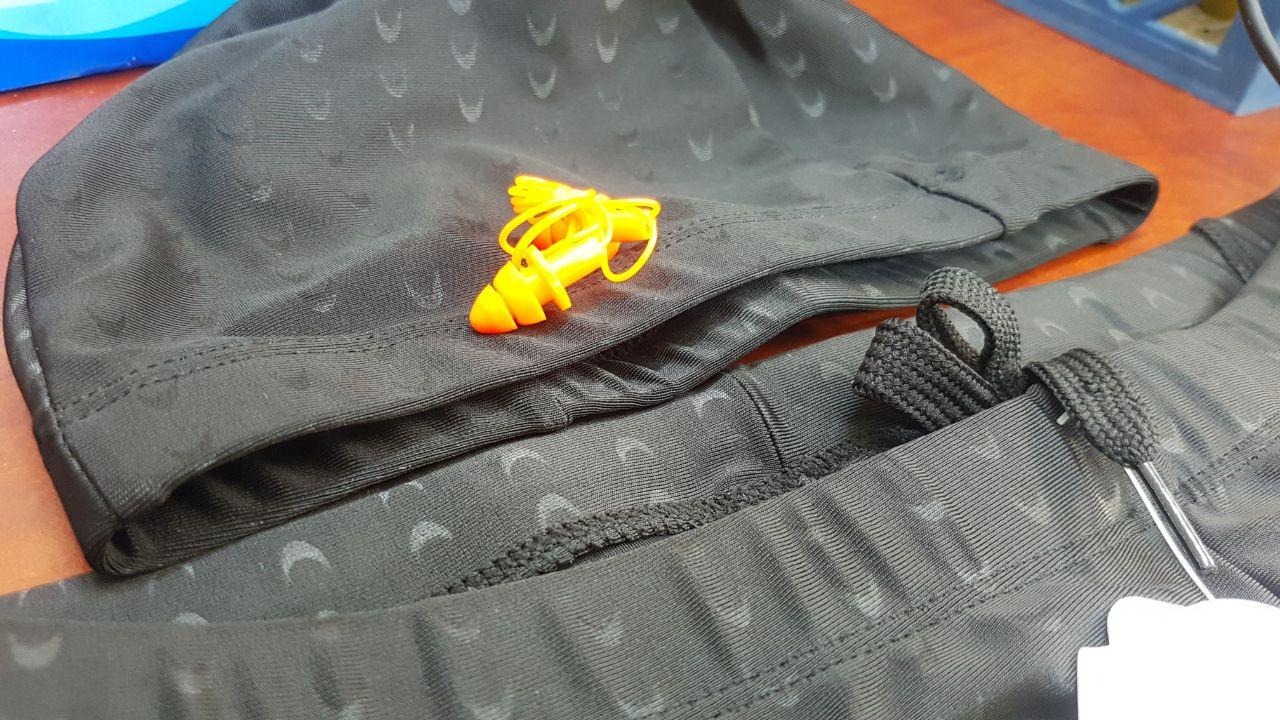 Sản phẩm giao hàng nhanh , đặt sáng chiều có đi bơi *** luôn . Hàng giao đầy đủ phụ kiện có kèm quà tặng hợp lý nón bơi và bịt tai nên khỏi phải mua thêm gì cả . Mẫu thì như hình chụp , vải mặc mát , vừa form không bị lộ hàng :)) Đánh giá 5 sao cho chất lượng