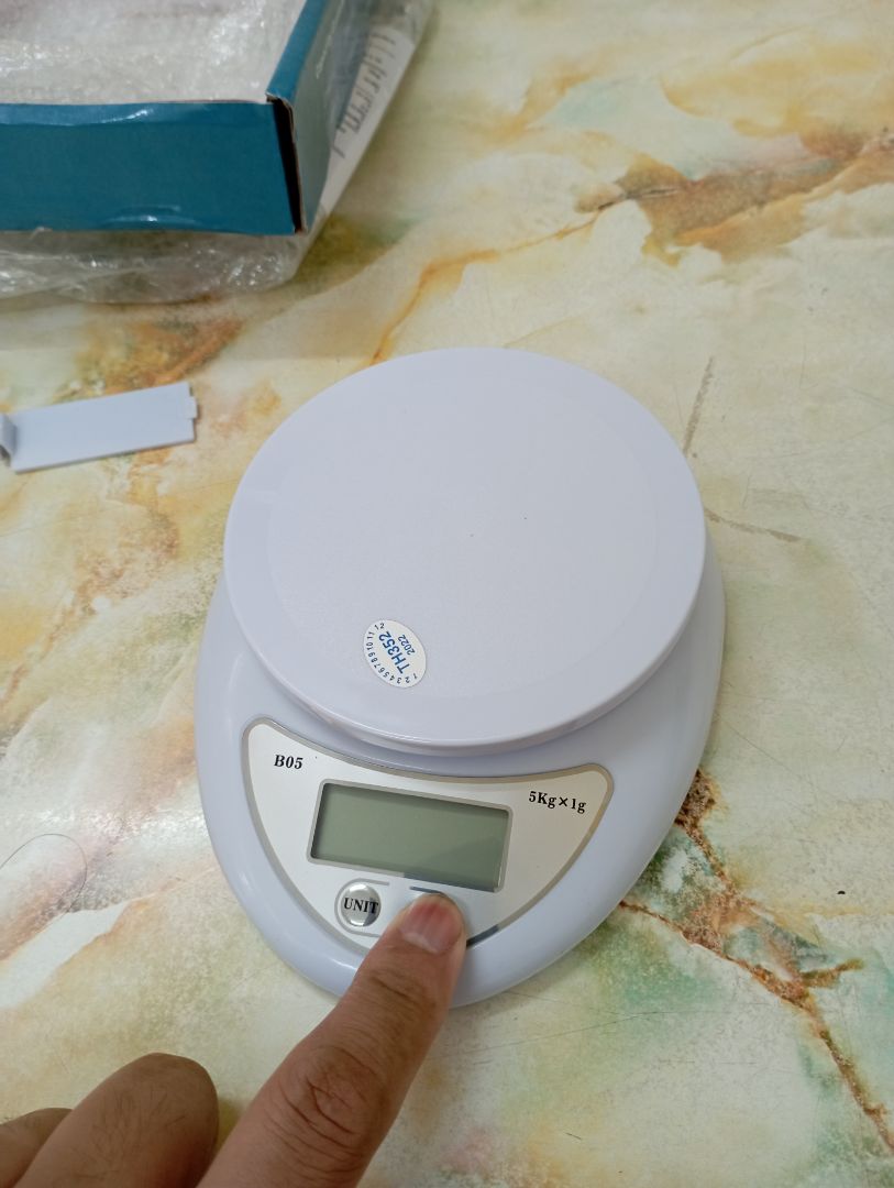 Cân không hoạt động, dùng pin kèm theo trong hộp không hoạt động, dùng pin mới khác cũng không hoạt động. Vui lòng đổi sản phẩm khác giúp tôi.