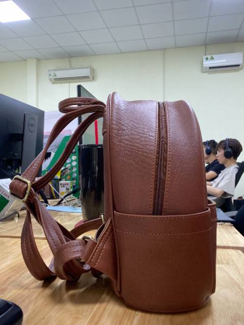 Balo ngoài đẹp hơn trong hình nữa ạ .. bên ngoài nhỏ xinh mà bên trong khá rộng ..đi chơi đi làm đều đc ... thank shop nhìu ạ