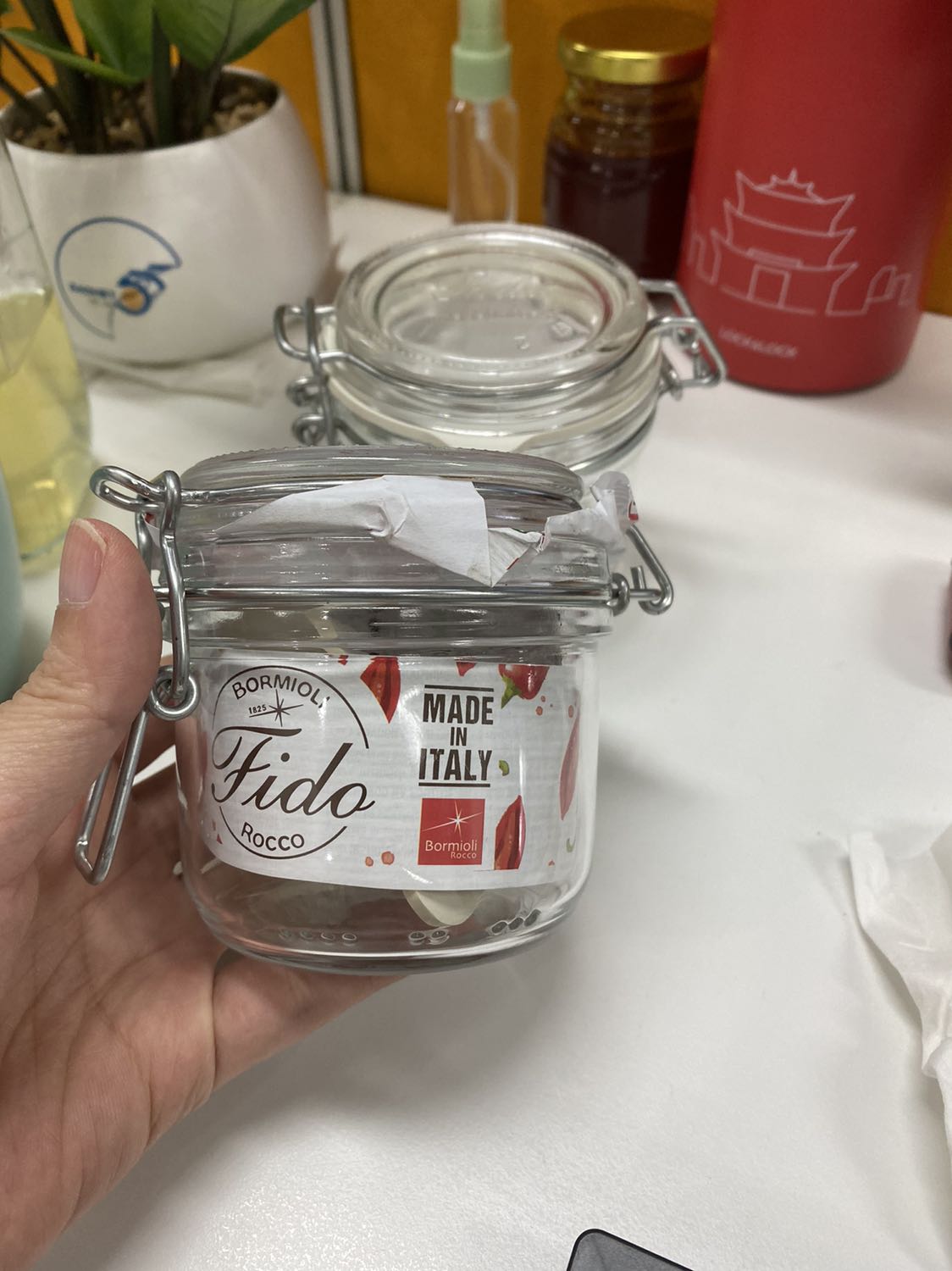 Hũ dày dặn và đẹp lắm! Thêm gioăng cao su nên cực kỳ chắc và kín hơi!
Nói chung tiền nào của ấy! Rất ưng ý với sản phẩm!